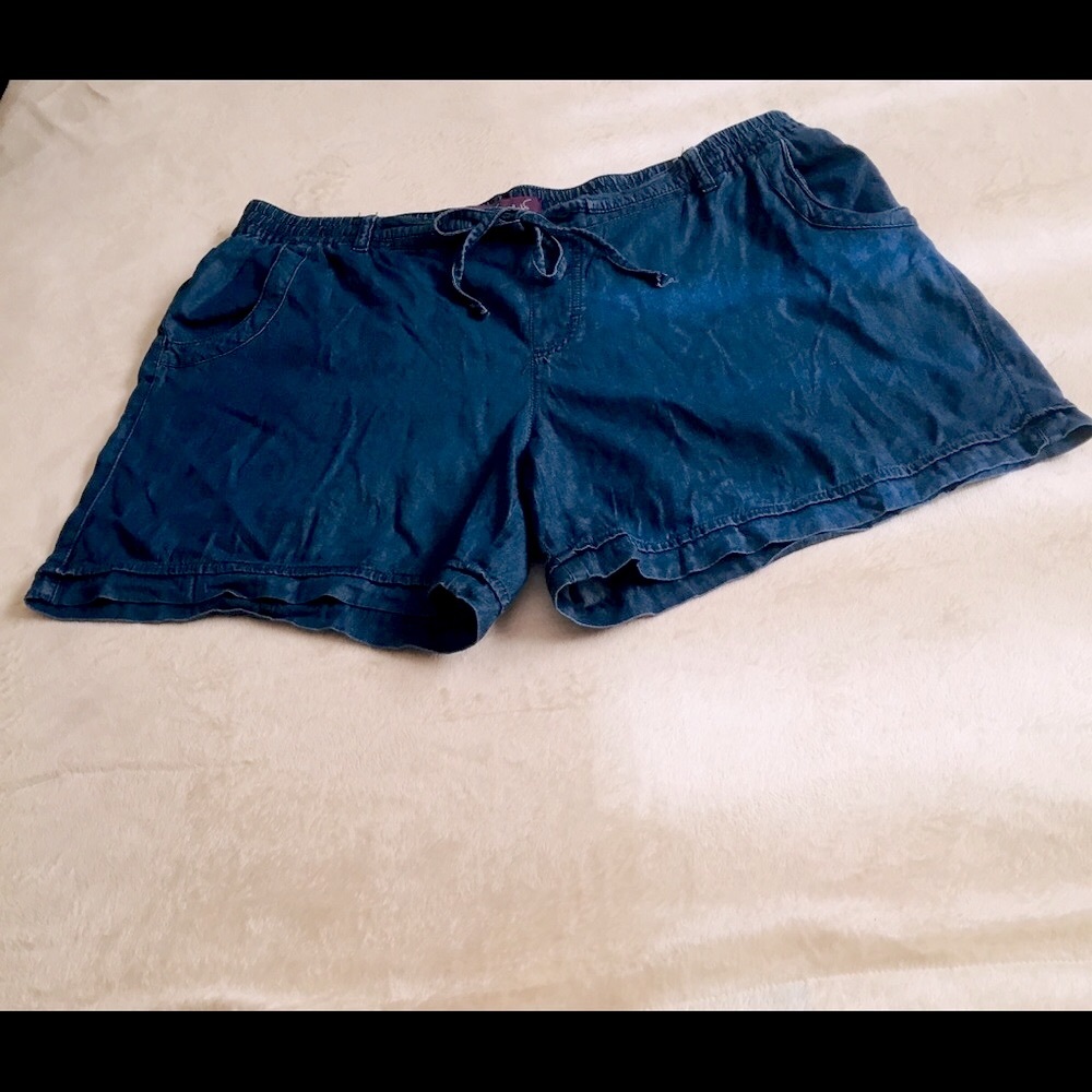 Gloria Vanderbilt vintage Women’s Jeans Shorts. Size XL